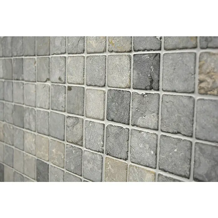 Mosaikfliese Quadrat Uni MOS TN48LG - 30,5 x 30,5 cm, Lichtgrau, Matt - Nahaufnahme einer Wand mit grauen quadratischen Steinmosaikfliesen und hellen Fugenlinien.