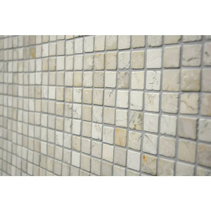 Mosaikfliese Quadrat Uni MOS TN23W - 30,5 x 30,5 cm, Cremeweiß, Matt - Nahaufnahme einer Wand mit quadratischen Marmorfliesen in verschiedenen Beige- und Cremetönen, die ein elegantes und vielseitiges Design zeigen.