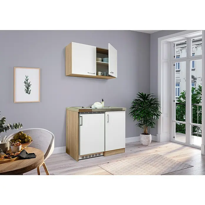 Respekta Miniküche Levin - Breite: 100 cm, Weiß, Mit Glaskeramikkochfeld, Mit Oberschrank - Eine Küche mit einem Unterschrank und einem Hängeschrank in Weiß und Holzdekor. Die Küche ist modern und hell eingerichtet.