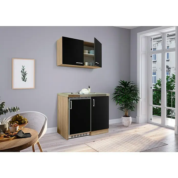 Respekta Minicocina MK100ESSOSCS - Ancho: 100 cm, Negro, Con vitrocerámica, Con módulo de pared - Una unidad de cocina moderna con frente negro y aspecto de madera, que consta de un armario de pared y un armario base con fregadero, en una habitación luminosa.