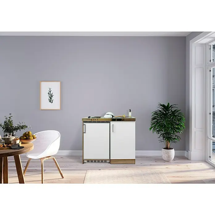 Respekta Miniküche Levin - Breite: 100 cm, Weiß, Mit Duo-Kochmulde - Ein stilvolles Sideboard mit weißen Schranktüren und einer hellen Holzplatte, das eine moderne Atmosphäre in den Raum bringt.