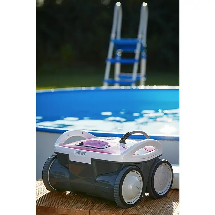 BWT Poolroboter B 100 - Netzbetrieben, Passend für: Pools bis 60 m², Filterleistung: 19.000 l/h - Ein BWT-Poolroboter steht auf einer Holzoberfläche mit einem Pool und einer Leiter im Hintergrund.