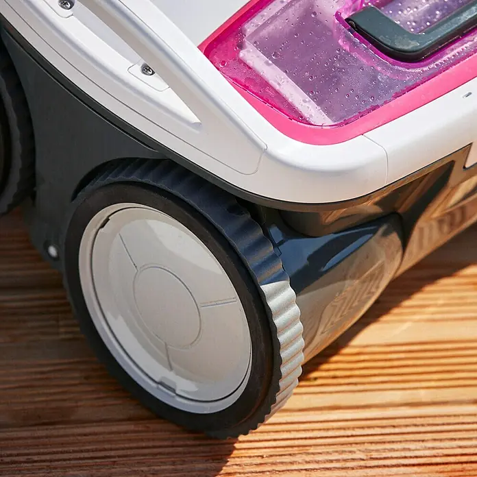 BWT Poolroboter B 100 - Netzbetrieben, Passend für: Pools bis 60 m², Filterleistung: 19.000 l/h - Detailaufnahme eines Poolreinigungsroboters mit Fokus auf das Rad, das auf einer Holzoberfläche steht.