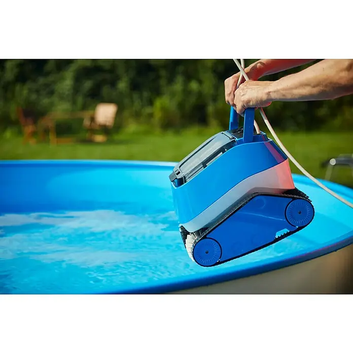 Malibu Poolroboter WB 4.0 - Netzbetrieben, Passend für: Pools bis 10 x 5 m, Filterleistung: 14 m³/h - Ein blauer Poolreinigungsroboter wird von einer Person gehalten und ist bereit, in einen Pool eingesetzt zu werden.