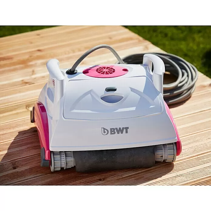 BWT Poolroboter D 100 - Netzbetrieben, Passend für: Pools bis 60 m² - Weiß-pinker BWT Roboter-Poolreiniger mit grauem Kabel, auf einem Holzdeck liegend.