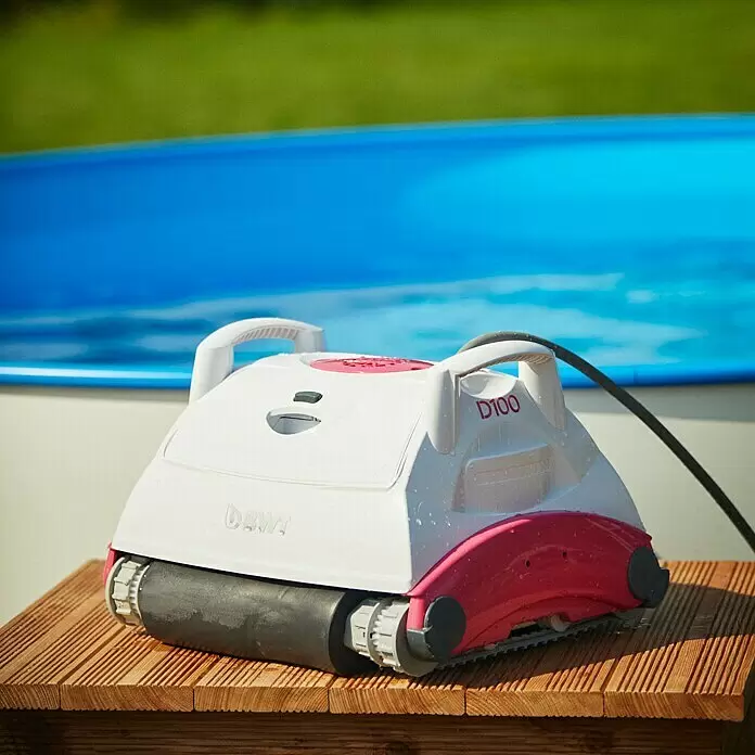 BWT Poolroboter D 100 - Netzbetrieben, Passend für: Pools bis 60 m² - Weiß-pinker Poolreiniger mit schwarzer Rolle und Ketten, nass vom Gebrauch, auf Holzdeck neben blauem Pool.