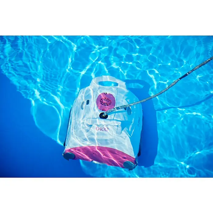 BWT Poolroboter D 100 - Netzbetrieben, Passend für: Pools bis 60 m² - Der Dolphin D100 Poolreiniger liegt im glitzernden, blauen Wasser und wird mit einem Kabel verbunden.