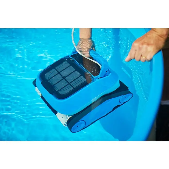 Malibu Poolroboter WB 4.0 - Netzbetrieben, Passend für: Pools bis 10 x 5 m, Filterleistung: 14 m³/h - Ein blauer Poolroboter wird mit der Hand ins Wasser gelassen, um den Pool sauber zu halten. Er sorgt für eine gründliche Reinigung des Schwimmbeckens.