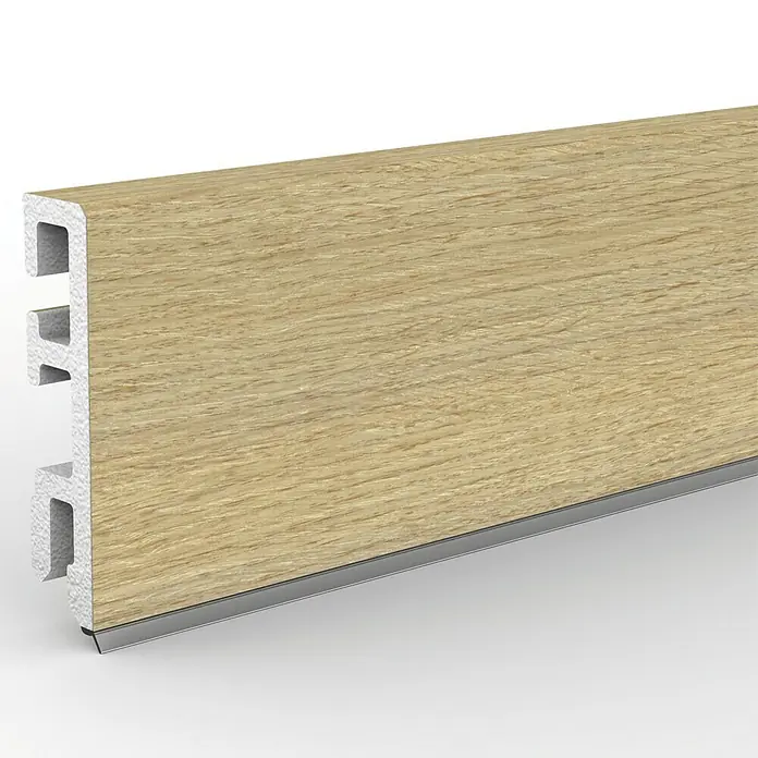 Sockelleiste Cubica 60 Thiemsburg - 250 cm x 13 mm x 60 mm - Ein detailliertes Bild einer Sockelleiste in hellem Holzdekor mit Aluminiumkante, ideal für moderne Bodenabschlüsse und Raumgestaltung.