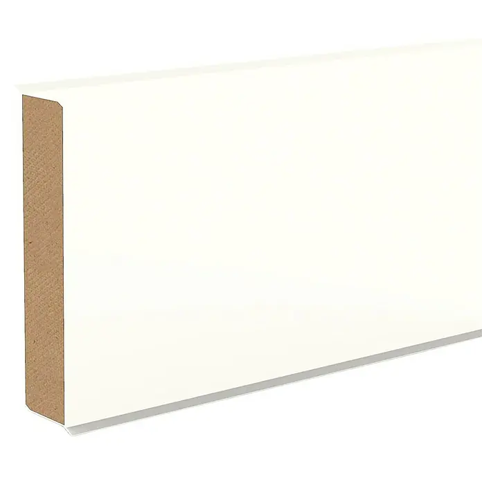 Sockelleiste Cubu 60 Weiß - 250 cm x 13 mm x 60 mm, MDF - Nahaufnahme einer weißen Sockelleiste mit Holzstruktur. Sie ist schlicht und modern gestaltet und eignet sich für jeden Raum.