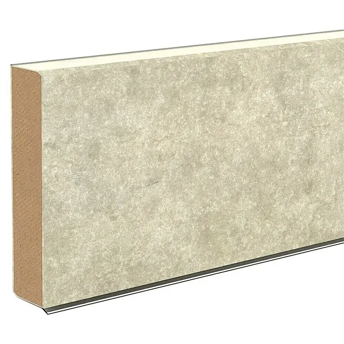 Sockelleiste Cubu 60 Azurre - 250 cm x 13 mm x 60 mm, MDF - Detailaufnahme einer Sockelleiste mit heller, marmorierter Oberfläche und feiner Metalleinfassung, ideal für moderne Innenausstattung.