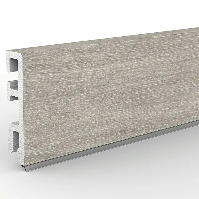 Sockelleiste Cubica 60 Hexenberg - 250 cm x 13 mm x 60 mm - Nahaufnahme eines Terrassendieleprofils in Holzoptik mit Hohlkammern.