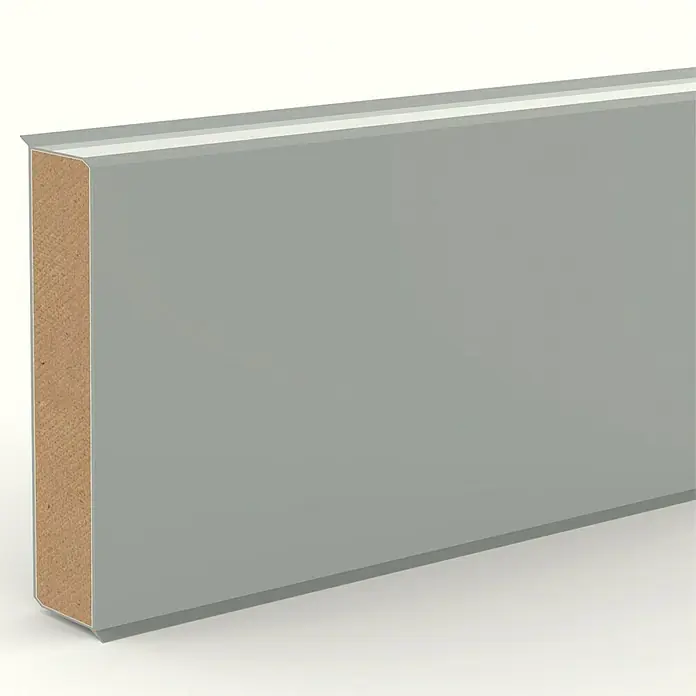 Sockelleiste Cubu 60 Abruzzo - 250 cm x 13 mm x 60 mm, MDF - Nahaufnahme einer grauen Sockelleiste mit einer sauberen, modernen Form, die für ein stilvolles Innendesign sorgt und sich gut in moderne Räume einfügt.