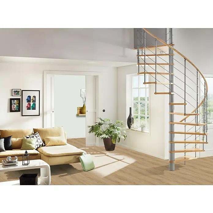Vinylboden Strong SPC Structure - Georgia, Landhausdiele, 1.220 x 228 x 3,8 mm - Helle, moderne Wohnung mit einer eleganten Wendeltreppe aus Holz und Metall, die zum Blickfang wird. Die Treppe ist ein stilvolles Designelement.