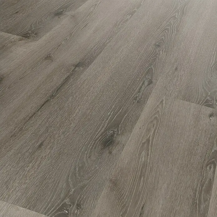 Vinylbodenmuster Strong SPC Structure Oklahoma - 300 x 228 x 3,8 mm, Landhausdiele - Nahaufnahme von modernem, grauen Holzlaminatboden mit Maserung und dezenter Textur für ein stilvolles Ambiente.