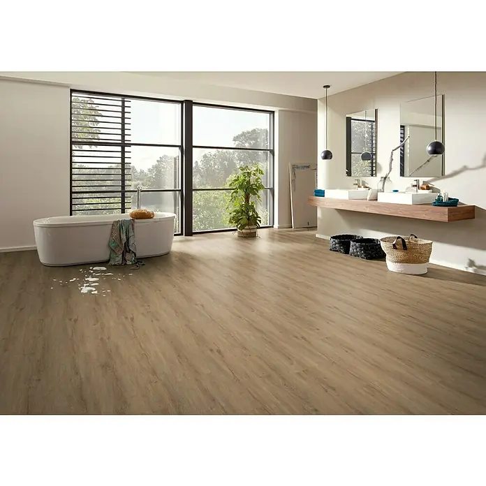 Vinylbodenmuster Strong SPC Structure Louisiana300 x 228 x 3,8 mm, Landhausdiele - Helles Badezimmer mit großem Fenster, freistehender Badewanne und Holzboden. Moderne Einrichtung mit Doppelwaschtisch und Pflanzen.