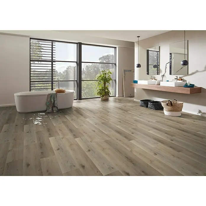 Vinylboden Strong SPC Structure - Virginia, Landhausdiele, 1.220 x 228 x 3,8 mm - Ein modernes Badezimmer mit hellgrauem Vinylboden, einer freistehenden Badewanne und großen Fenstern für ein helles, freundliches Ambiente.