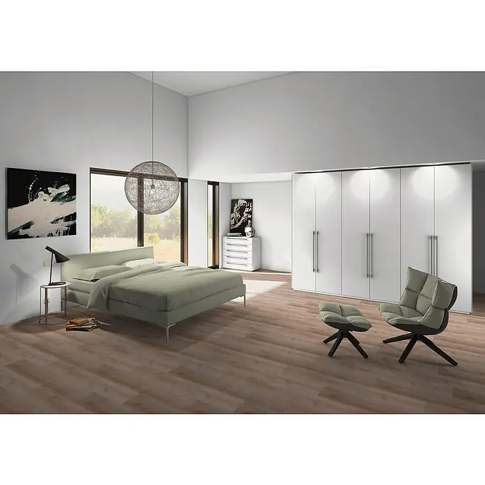 Star Clic Vinylboden More+ Golden Oak White1.210 x 220 x 5 mm, Landhausdiele, Golden Oak White - Schlafzimmer mit großem Kleiderschrank, stilvollem Sessel und bequemen Bett. Die perfekte Kombination aus Funktionalität und modernem Design.