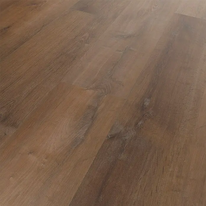 Star Clic Vinylboden More+ Golden Oak Brown1.210 x 220 x 5 mm, Landhausdiele, Golden Oak Brown - Nahaufnahme von hellbraunem Laminatboden mit einer realistischen Holzmaserung und einer glatten Oberfläche.