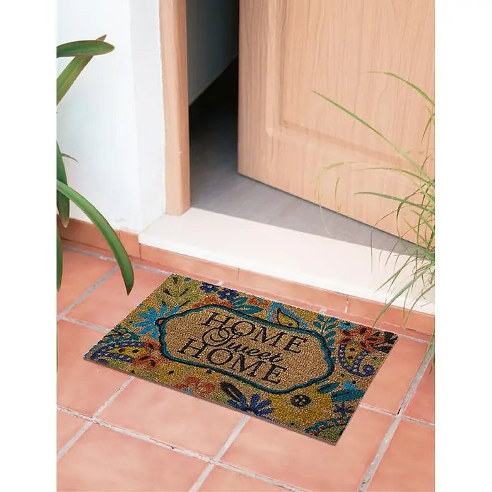 Felpudo Home Bouquet - 70 x 40 cm, Multicolor/Natural, Home Sweet Home - Alfombra de bienvenida "Home Sweet Home" frente a una puerta abierta. La alfombra está adornada con motivos florales y se encuentra en un piso de baldosas de terracota.