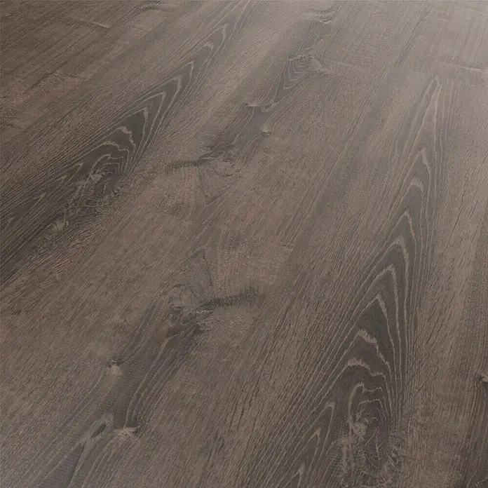 Star Clic Vinylboden More+ - Smoky Oak Grey, Landhausdiele, 1.210 x 220 x 5 mm - Nahaufnahme eines stilvollen Laminatbodens mit einer schönen Holzmaserung, die Wärme und Eleganz ausstrahlt.