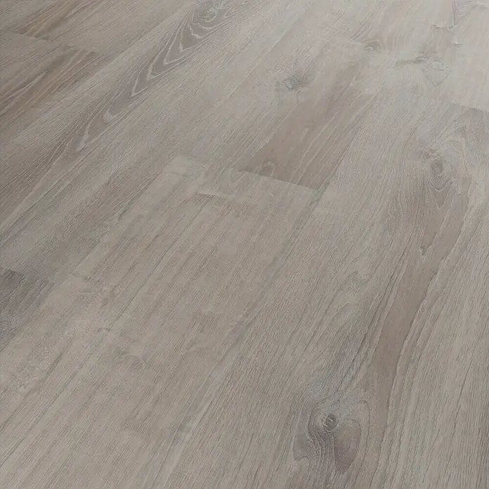 Star Clic Vinylbodenmuster More+ Smoky Oak Pewter - 280 x 160 x 3,9 mm, Landhausdiele - Nahaufnahme eines hellen, modernen Laminatbodens mit deutlicher Holzstruktur für ein stilvolles und pflegeleichtes Interieur.