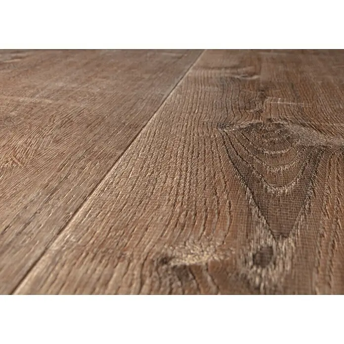 Star Clic Vinylboden More+ - Smoky Oak Natural, Landhausdiele, 1.210 x 220 x 5 mm - Nahaufnahme eines warmen, braunen Laminatbodens, der eine realistische Holzstruktur und Maserung aufweist, ideal für moderne Wohnräume.