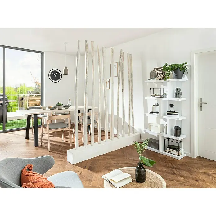 Teakstamm - Durchmesser: 5 cm - 7 cm, Länge: 2 m, Grundiert - Wohnzimmer mit hellem Holzfußboden, weißen Wänden, weißen Regalen und Dekoelementen, die eine angenehme Atmosphäre schaffen.\n