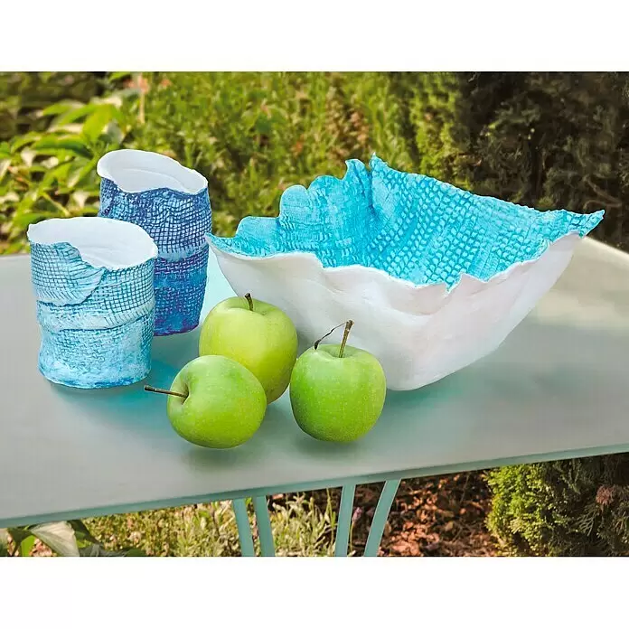Glorex Keratex Gipsbinde - 5 m x 10 cm, 125 g, Weiß - Set aus drei dekorativen, strukturierten Gefäßen: zwei blau-weiße Vasen und eine passende Schale, mit Äpfeln auf einem Tisch.