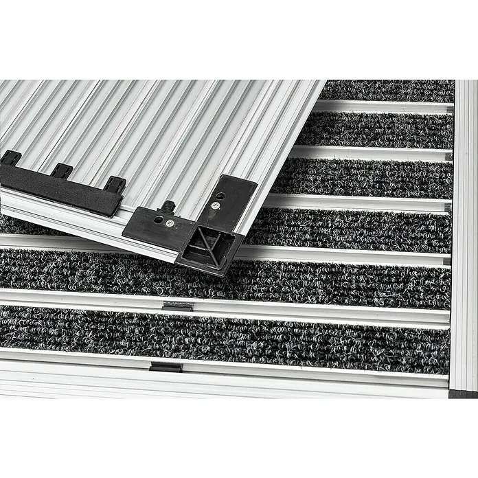 Astra Fußmatte Excellence Mat - Aluminium, Anthrazit/Grau, 40 x 60 cm - Nahaufnahme einer behindertengerechten Rampe mit Anti-Rutsch-Matten, ideal für Rollstuhlfahrer und Personen mit eingeschränkter Mobilität.