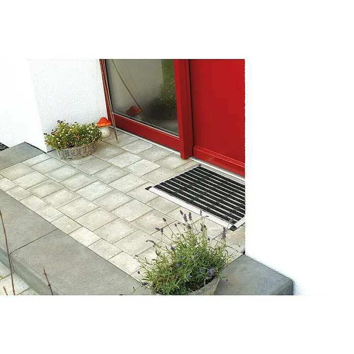 Astra Fußmatte Excellence Mat - Aluminium, Anthrazit/Grau, 40 x 60 cm - Fußmatte vor einer roten Tür.