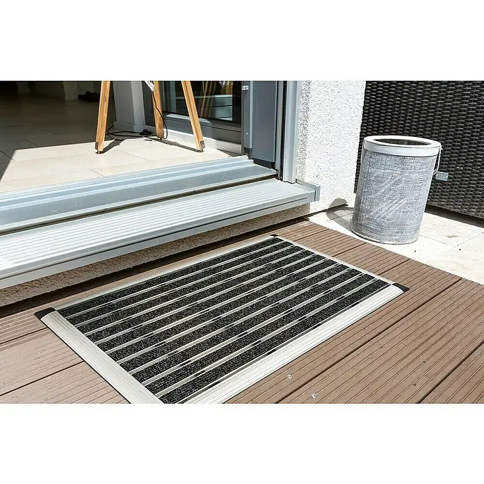 Astra Fußmatte Excellence Mat - Aluminium, Anthrazit/Grau, 40 x 60 cm - Fußmatte aus Aluminium mit geripptem Einsatz vor einer Terrassentür.