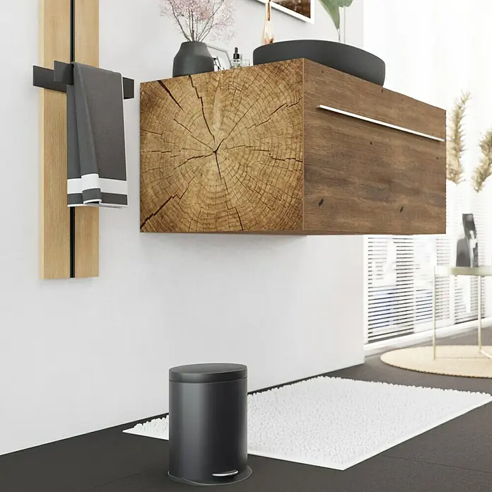 Venus Cubo con pedal Aiko - 3 l, Metal, Negro - La imagen muestra un baño con un lavabo de madera y un toallero, con una papelera debajo.