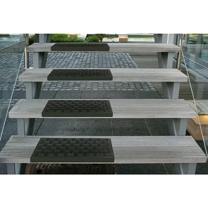 Astra Stufenmatte Imperial - 25 x 65 cm, Kunststoff, Schwarz - Die grauen Außentreppen sind mit quadratischen, schwarzen Antirutschmatten versehen, um die Sicherheit zu erhöhen und das Ausrutschen zu verhindern.