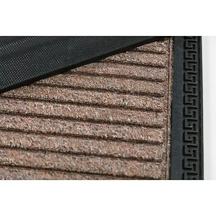 Astra Fußmatte Border Star - Braun, 50 x 80 cm, 70 % Polypropylen, 30 % Gummi - Nahaufnahme einer Fußmatte mit brauner gerippter Faserstruktur und schwarzem Gummirand mit Mäandermuster.