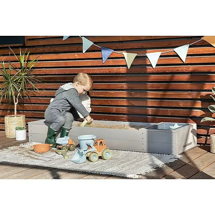Muddy Buddy Sandkasten Space Saver - 150 x 45 x 20 cm, Holz, Warmgrau - Anwendungsbeispiel