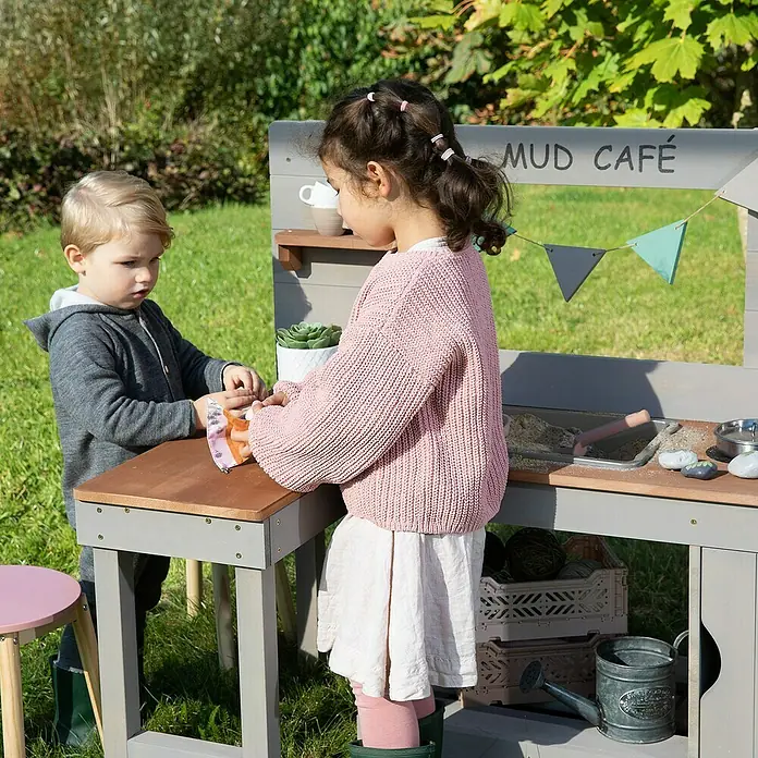 Muddy Buddy Matschküche Mud Café - 110 x 71,5 x 100 cm, Holz, Warmgrau - Kinder spielen am grauen Matschküchenspielset mit Zubehör im Garten und genießen ihre Zeit im Freien.