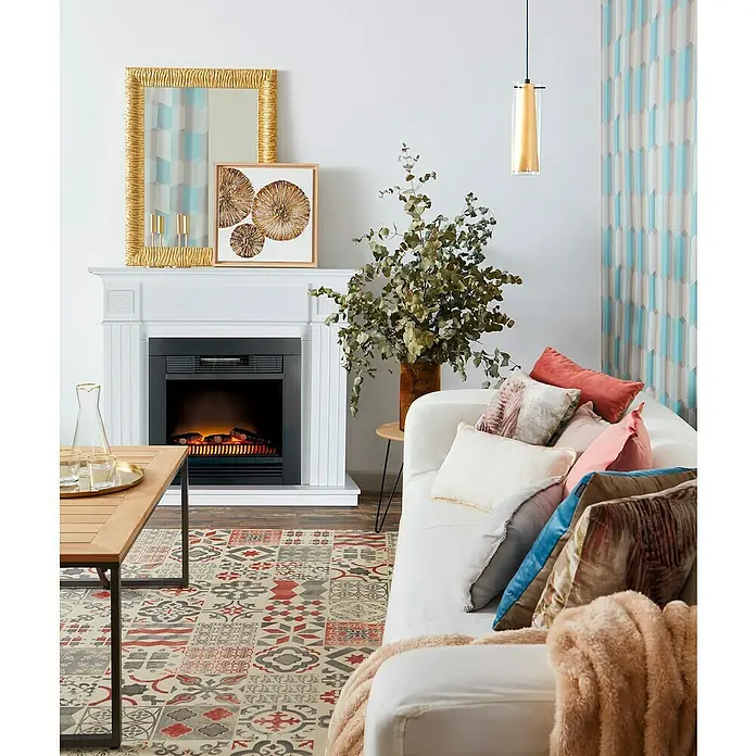 Marco Da Vinci - Blanco, 60 x 24 x 58 cm - Acogedora sala de estar con alfombra de baldosas estampadas, chimenea y sofá adornado con coloridos cojines. Ambiente cálido.