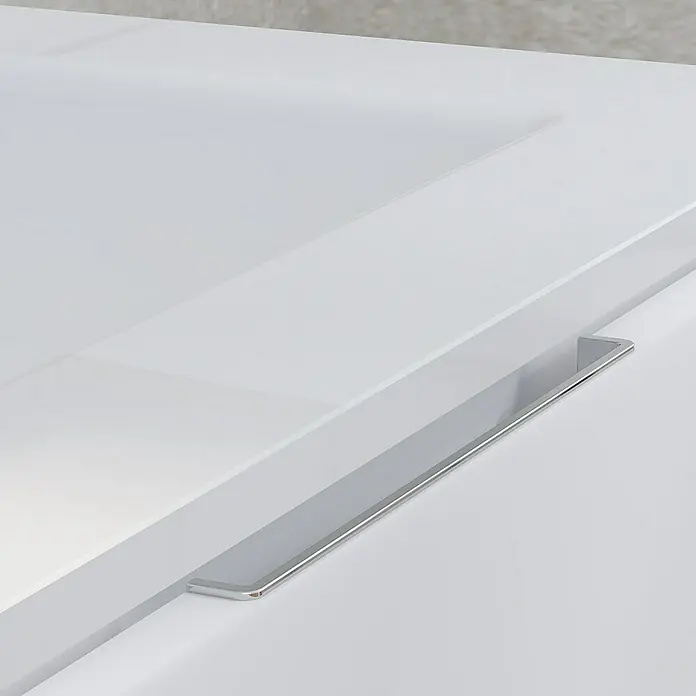 Artysan Mueble bajo de lavabo Plano - An x Pr x Al: 60 x 46 x 32 cm, Blanco - Primer plano de un armario blanco con un moderno tirador plateado, que acentúa el diseño elegante. Perfecto para un interior moderno.