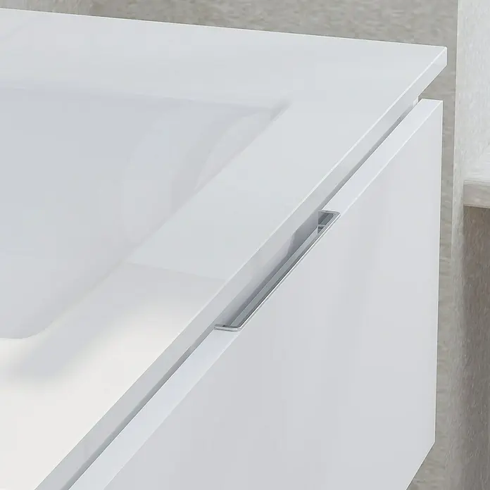 Artysan Mueble bajo de lavabo Plano - An x Pr x Al: 80 x 46 x 32 cm, Blanco - Primer plano de un moderno mueble de baño blanco con una elegante manija plateada y una superficie lisa.