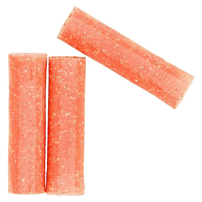Substral Tomatendünger -  - Drei Hundesnacks in Stiftform, fleischfarben, liegen auf schwarzem Hintergrund. Ideal für Belohnungen und Training.