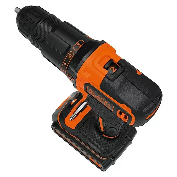 Black+Decker Taladro atornillador percutor de batería BDCHD18KB - 18 V, 2 baterías, 1,5 Ah, 40 Nm - Taladro inalámbrico negro y naranja con portabrocas visible, ajustes de par y almacenamiento de puntas de destornillador.