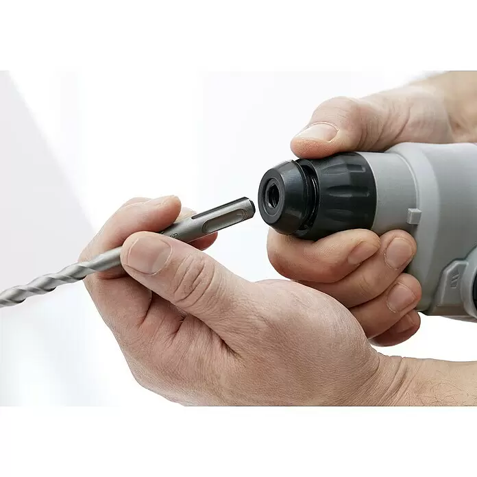 Black+Decker Akku-Kombihammer BCD900E2K-QW - 18 V, 2 Akkus, 1,2 J - Hände setzen einen SDS-Bohrer in das Bohrfutter eines Bohrhammers ein.