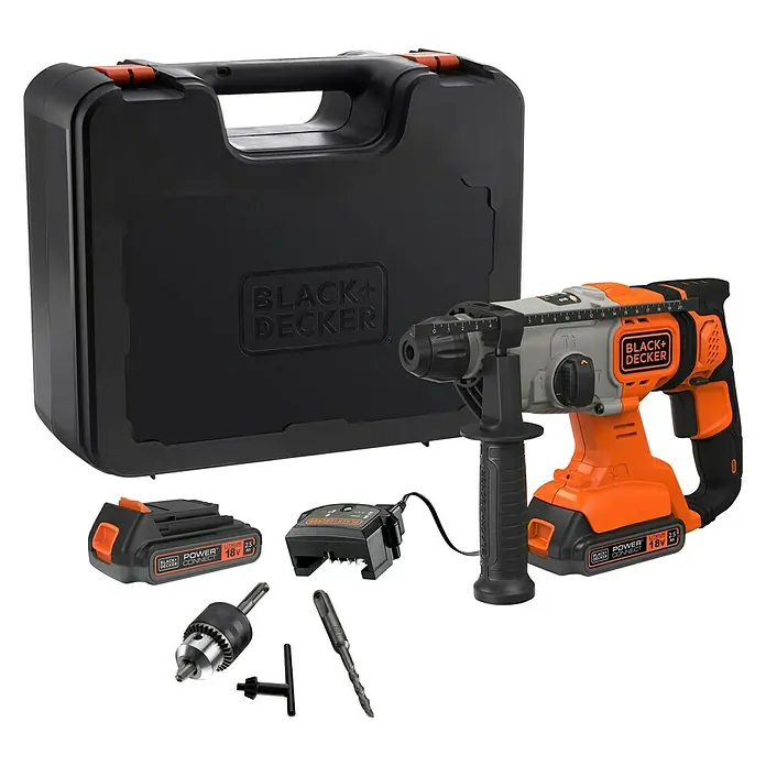 Black+Decker Akku-Kombihammer BCD900E2K-QW - 18 V, 2 Akkus, 1,2 J - Abbildung eines Black+Decker Akku-Bohrhammersatzes mit Werkzeugkasten, Akku, Ladegerät, Bohrfutter und Bits.