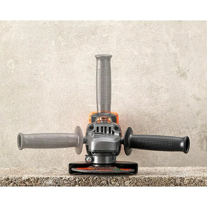 Black+Decker Akku-Winkelschleifer BCG720M1-QW - Li-Ionen, 4 Ah, 1 Akku, Durchmesser Scheibe: 125 mm, 8.600 U/min - Nahaufnahme eines Akku-Winkelschleifers mit drei Griffen und Schleifscheibe vor einem grauen Hintergrund.