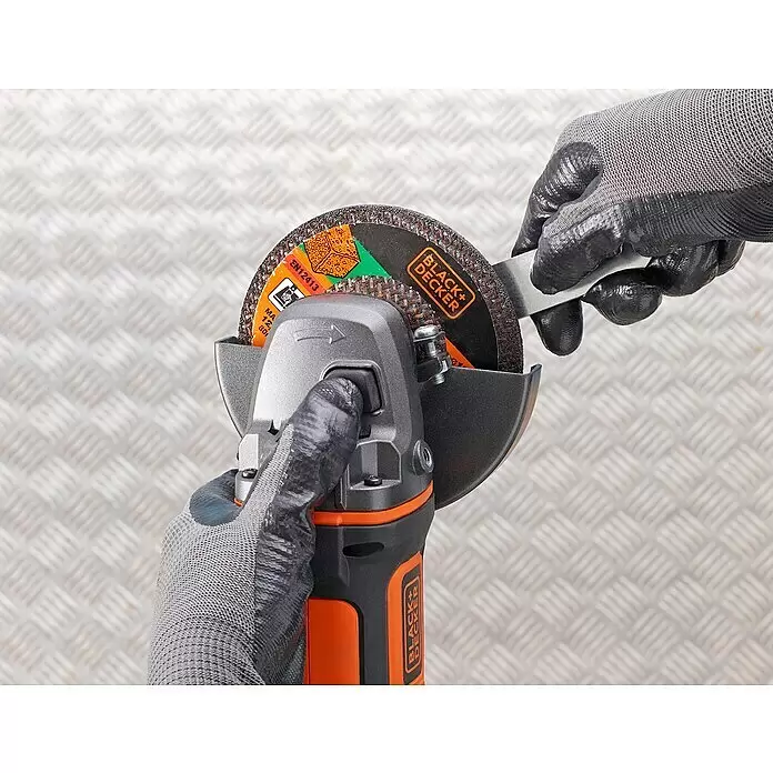 Black+Decker Akku-Winkelschleifer BCG720M1-QW - Li-Ionen, 4 Ah, 1 Akku, Durchmesser Scheibe: 125 mm, 8.600 U/min - Anwendungsbeispiel