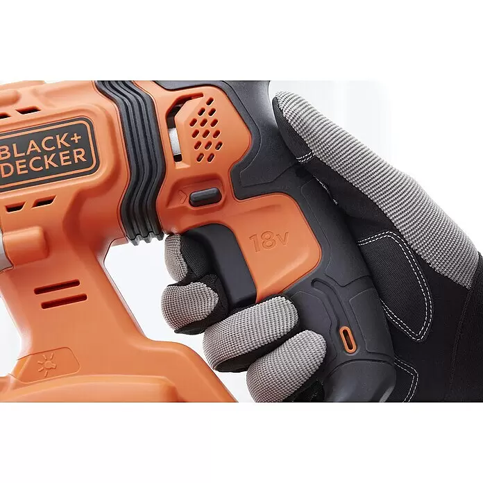 Black+Decker Akku-Kombihammer BCD900E2K-QW - 18 V, 2 Akkus, 1,2 J - Orange-schwarzer Black+Decker 18V-Gerätegriff mit Gummierung, von Arbeitshandschuh gehalten.