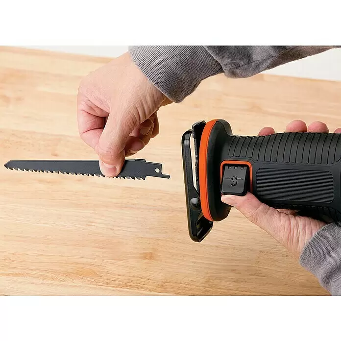 Black+Decker Akku-Säbelsäge BDCR18-QW - 18 V, 1 Akku, 1,5 Ah, 0 /min - 3.000 /min - Anwendungsbeispiel