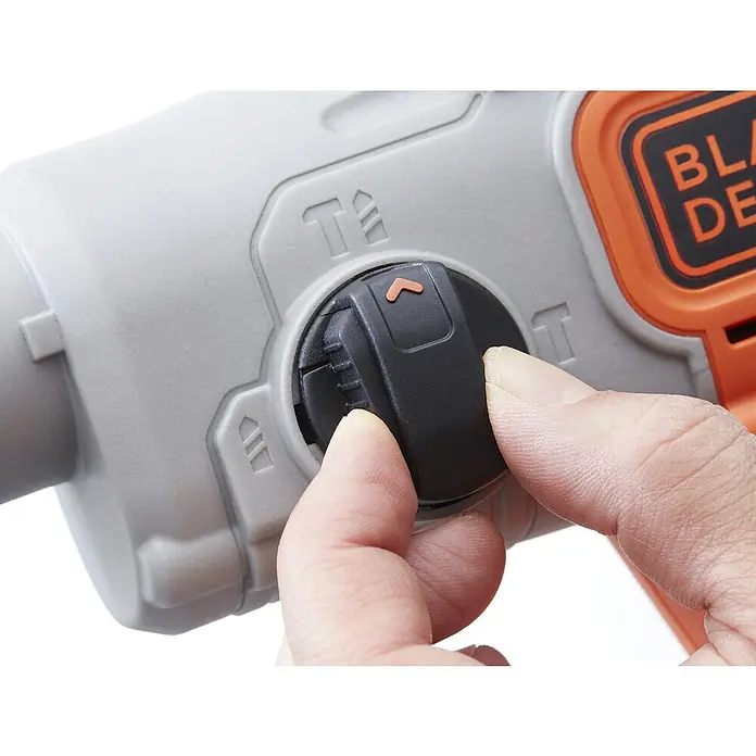 Black+Decker Akku-Kombihammer BCD900E2K-QW - 18 V, 2 Akkus, 1,2 J - Nahaufnahme einer Person, die den Moduswahlschalter eines Black+Decker Bohrhammers bedient.