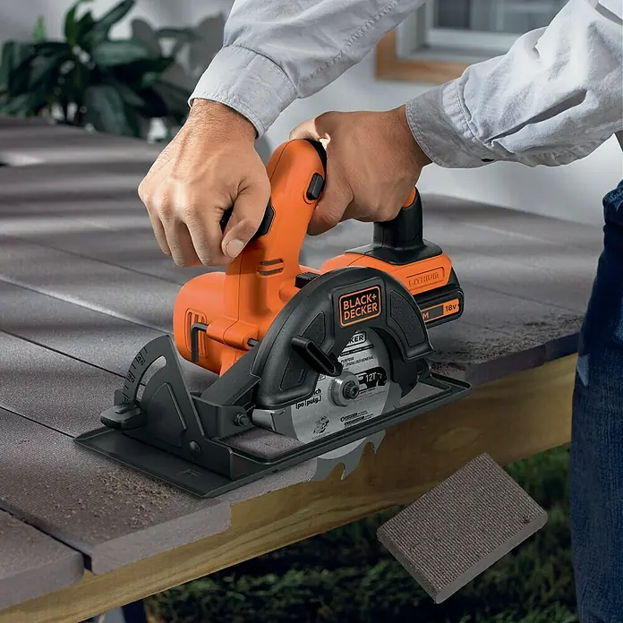 Black+Decker 18V PowerConnect Akku-Handkreissäge BDCCS18N-XJ - 18 V, Ohne Akku, 3.700 U/min - Nahaufnahme einer Black+Decker Akku-Kreissäge beim Schneiden eines Brettes, ideal für Heimwerkerprojekte.